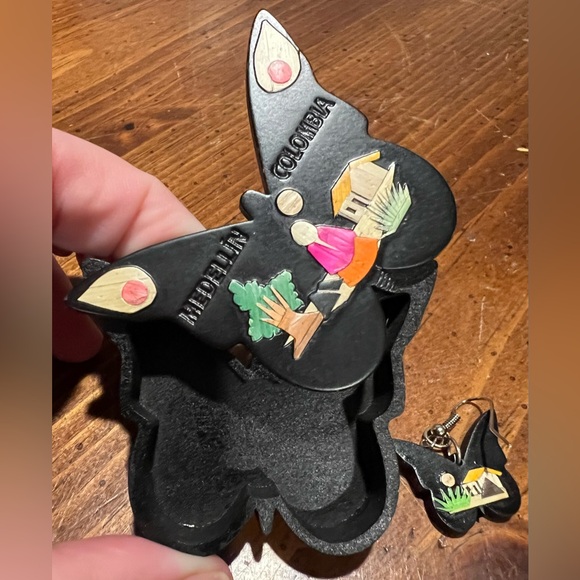 VTG Handmade Wooden Medellin, Colombia Butterfly Earrings with Coordinating Box - Picture 2 of 9